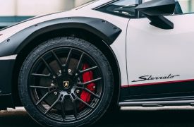Bridgestone wspólnie z Lamborghini opracował pierwszą na świecie oponę terenową typu Run-Flat dla modelu Huracán Sterrato