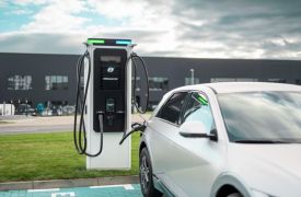 Co wyróżnia najlepszych producentów ładowarek samochodowych?